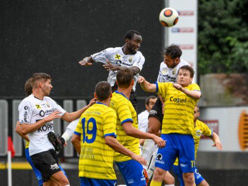 Luftkampf beim Derby zwischen Altachs Amateuren und dem VfB Hohenems. Am Ende jubelten die Altacher über einen 2:0-Erfolg. Foto: VN/lerch