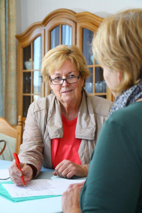 Ma-hilft-Patin Marlies Müller lässt sich das Schicksal einer Frau schildern, die – wie Anna X. – Unterstützung braucht.  Foto: VN/Hofmeister
