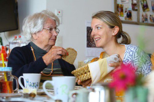Margarete (l.) und Verena Bereuter verstehen sich auch ohne viele Worte. Es zählen Zeit und Zuwendung. Foto: vn/hofmeister