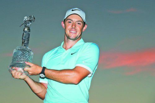 McIlroy mit der Trophäe, die zehn Millionen Dollar wert ist. Foto: apa