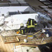 Flusskreuzfahrtschiff bleibt an Brücke hängen