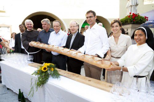 Mit dem Brechen des Brotes wurde der Klostermarkt in Bludenz traditionell eröffnet. Fotos: Stadtmarketing, CM 2