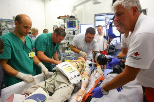 Mit viel Umsicht und Routine gehen Ärzte, Pflegepersonal und Rettungssanitäter auch bei Übungen zu Werke. Fotos: vn/hofmeister