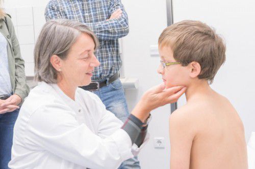 Nicht nur die Behandlung, auch die Betreuung ihrer jungen Patienten liegt Martina Huemer am Herzen. Foto: khbg/elbs