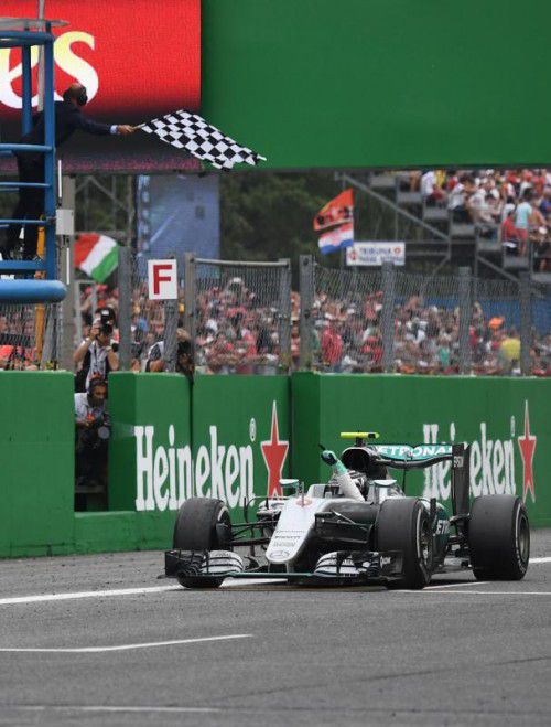 Nico Rosberg im Hoch: In Belgien und Italien sah er die Zielflagge als Erster. Foto: apa