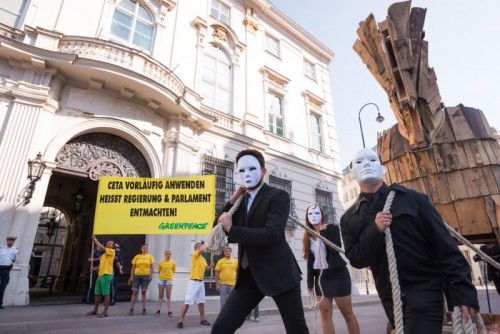 Organisationen wie Greenpeace machen gegen CETA und TTIP mobil – zuletzt diese Woche vor dem Ministerrat in Wien.  FOTO: Greenpeace