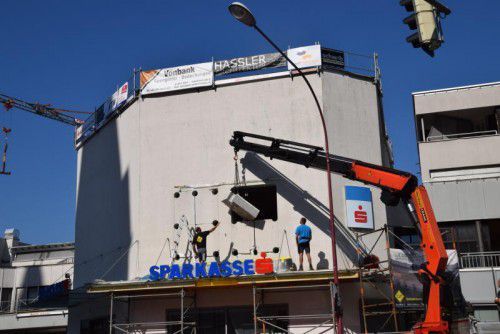 Per Kran wurden die Mauerteile für die neue Fensteröffnung des Pfarrsaals herausgehoben. Foto: ver