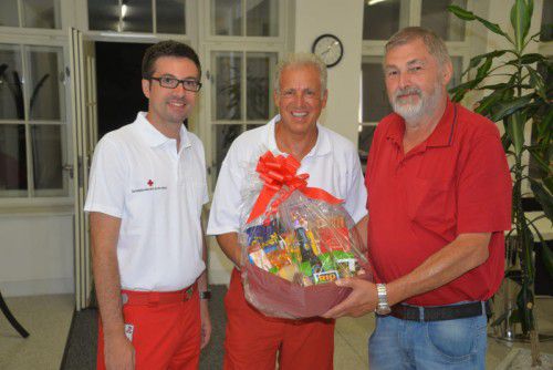 RK-Kommandant Philipp Schertler (l.) und RK-Urgeistein Dietmar Fitz überreichen Roland Gozzi (L.) ein Abschiedsgeschenk.  Foto: RK
