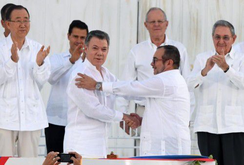 Santos (l.) und Londoño beim historischen Handschlag.  Foto: AFP
