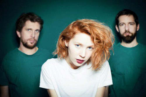 Schmieds Puls mit Sängerin Mira Lu Kovacs. Album Nr. zwei ist seit Oktober 2015 auf dem Markt: „I care a little less about everything now“ . Im Vorprogramm singt die Vorarlbergerin Juleah. foto: Astrid Knie