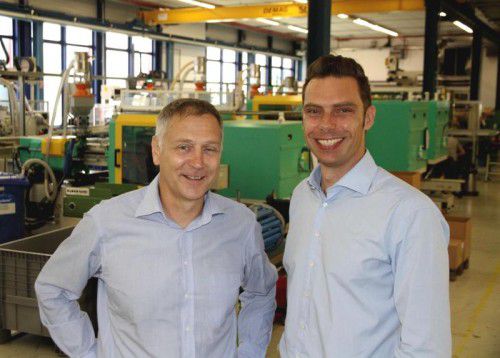 Sind jetzt Alleineigentümer von Montfort Kunststofftechnik: Die beiden Geschäftsführer Markus Zimmermann und Martin Schmid (v. l.). Foto: Firma