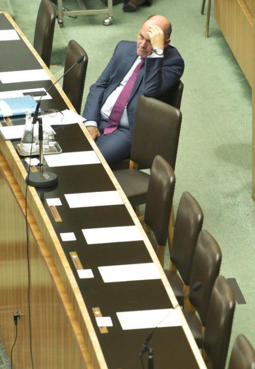 Sobotka war bei der Debatte zur Verschiebung der Hofburg-Wahl anwesend, meldete sich aber nicht zu Wort. APA
