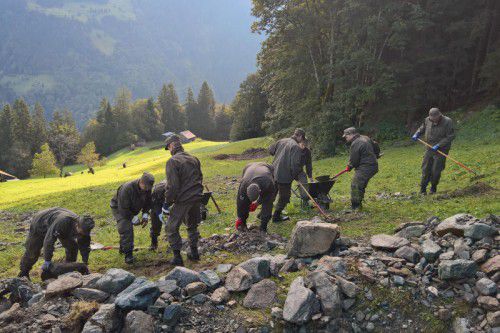 Soldaten des Baupionierzuges des Militärkommandos Vorarlberg beim Beseitigen der Murenschäden Foto: Bundesheer/Koppitz