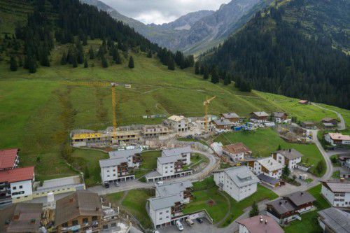 Soll im November fertiggestellt sein: der Rohbau für 18 Sozialbauwohnungen in Lech. Foto: VN/Hartinger