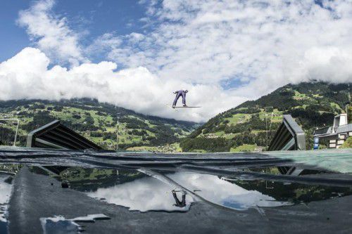 Spektakuläre Sprünge sind beim Sommer WM Skispringen und der Nordischen Kombination der Masters in Tschagguns garantiert. Foto: säly