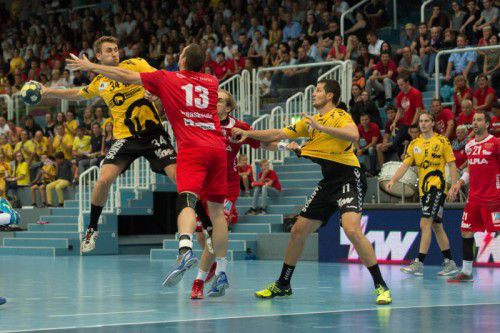 Tobias Warvne (mit Ball) und die Bregenzer Handballer wollen sich zu Hause für die 25:29-Niederlage im Derby rehabilitieren. Foto: VN/Stiplovsek