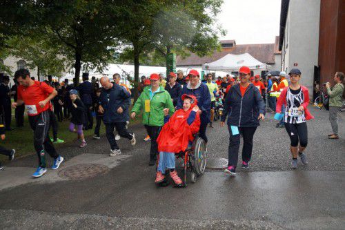 Trotz Regens waren beim Stundenlauf alle motiviert.  Foto: lh