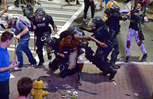 US-Polizisten halten die Menge mit Tränengas, Blendgranaten und Gummigeschossen auf Abstand. Foto: AP