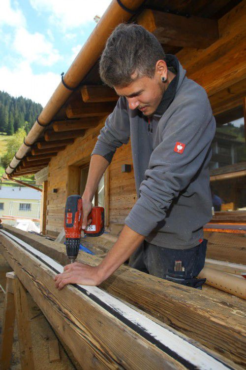 Verarbeiten 150-jähriges Holz: Arbeiter auf der Baustelle.