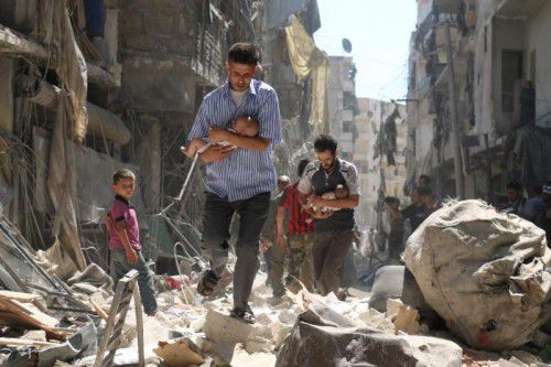 Verstärkte Bombenangriffe auf Aleppo vor der geplanten Waffenpause treiben Menschen in die Flucht. Foto: afp