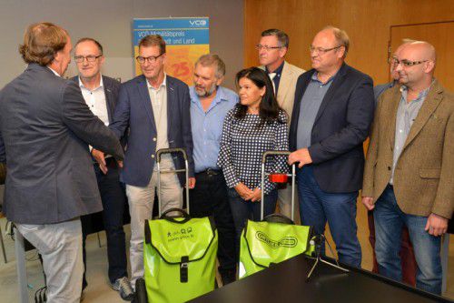 Vertreter der planB-Gemeinden nahmen mit Freude die Glückwünsche von LR Johannes Rauch entgegen.  Foto: vlk