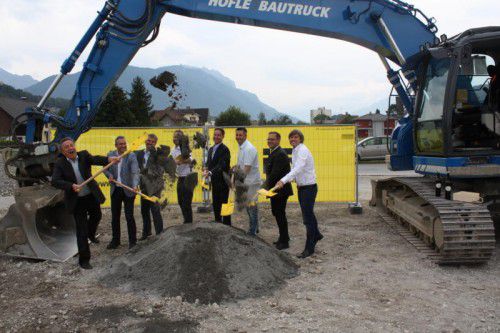 Vertreter der Stadt Feldkirch und von i+R Wohnbau feierten gemeinsam mit künftigen Bewohnern den Spatenstich. Foto: doh