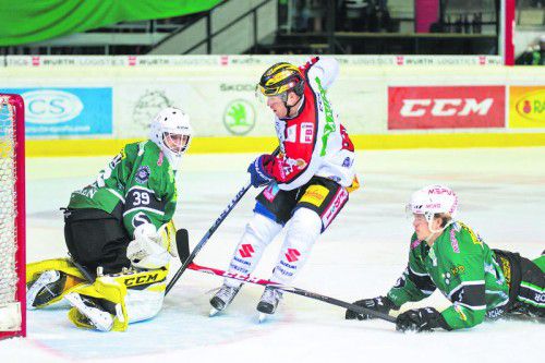 VEU-Stürmer Patrick Schonaklener ist alleingelassen, er bringt den Puck zum 1:1 an Bregenzerwald-Torhüter Thomas Stroj vorbei. Foto: stiplovsek