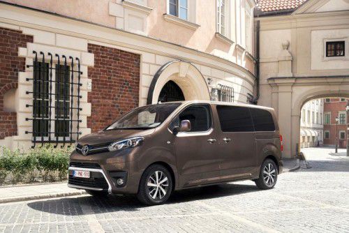 Viel Platz und schickes Design: Toyota-Bus bzw. -Transporter feiert demnächst Premiere. Fotos: werk
