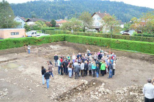 Viele Interessierte kamen gestern in die Montfortstraße, um sich vor Ort ein Bild der Ausgrabungen zu machen.  Foto: Gemeinde, doh