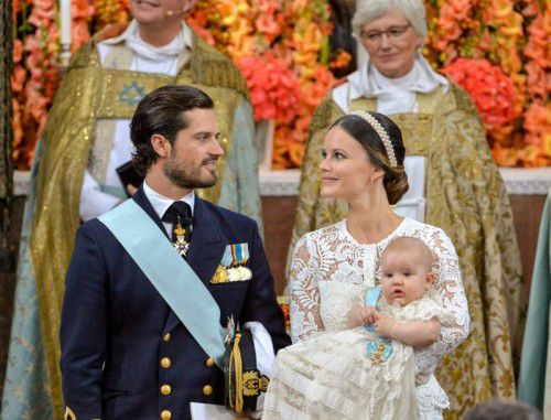 Völlig entspannt präsentierte sich der kleine Prinz Alexander bei seiner Taufe.  Fotos: Reuters, AP, AFP