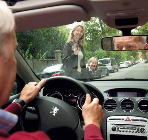 Vor allem die Eltern sind am Schulanfang als Verkehrserzieher ihrer Kinder gefragt. Foto: KfV