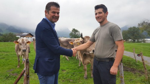Vorarlberg-Milch-GF Raimund Wachter begrüßt die 30 Heumilchbauern als neue Partner. Im Bild mit Martin Netzer aus Schruns (r.).  Foto: AHM