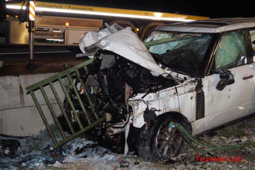 Während des Aufpralls durchstieß das Brückengeländer das Fahrzeug in dessen ganzer Länge.  Foto: Feuerwehr Lech