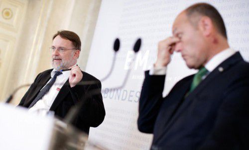 Wahlabteilungsleiter Stein und Innenminister Sobotka stehen vor der nächsten Misere.  FOTO: APA
