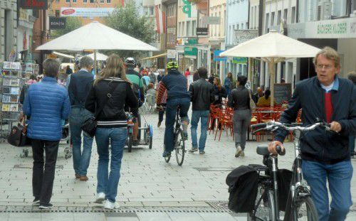 Zu schnell fahrende Radfahrer sorgen für Differenzen in der Bregenzer Fußgängerzone. Foto: fst