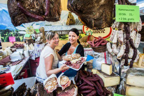150 Stangen Wildsalami wandern beim Plauser Specklädele während der Herbstmesse über den Ladentisch. Seit zehn Jahren ist die Südtiroler Firma auf der Messe präsent. Verkaufsschlager ist das Vinschgerle-Brot.