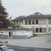 Vorarlberg Einst und Jetzt. In der Lustenauer Reichsstraße macht eine Stickerei-Ruine bald Wohnanlagen Platz