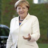 Merkel warnt in Afrika vor Flucht nach Europa