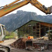 Bagger reißen Tenniscenter für Hotelbau  ab