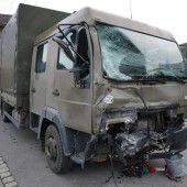 Lieferwagen kollidiert mit Bundesheer-Lkw