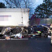 25-jährige Autofahrerin gegen Lkw-Zug gestoßen und getötet
