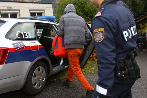 Der Tatverdächtige beim Lokalaugenschein. Foto:VN/Hofmeister