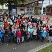 Volksschüler gestalten Pausenhof in Brederis
