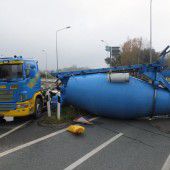 Mischer fällt von Lkw auf Autobahn