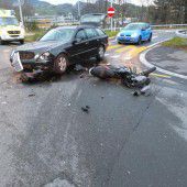Junger Biker mit Auto kollidiert