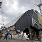 Tschernobyl. Stahlbogen wird über Betonsarkophag der AKW-Ruine geschoben