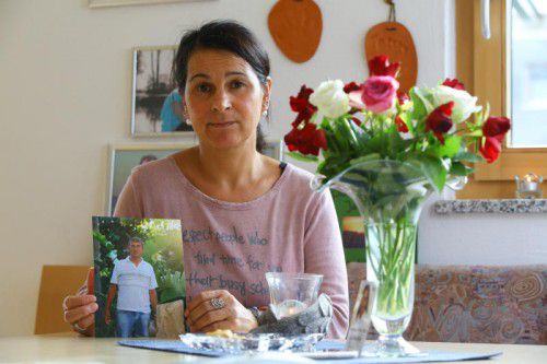 Eine tapfere Frau. Alexandra Biedermanns Gatte Gerhard ist vom Kopf abwärts gelähmt. Foto: VN/Hofmeister