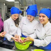 Gymnasiastinnen und Flüchtlinge kochen gemeinsam syrisch auf