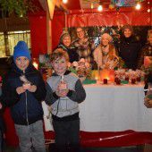 „Kinder helfen Kindern“ beim Weihnachtsmarkt in Götzis.