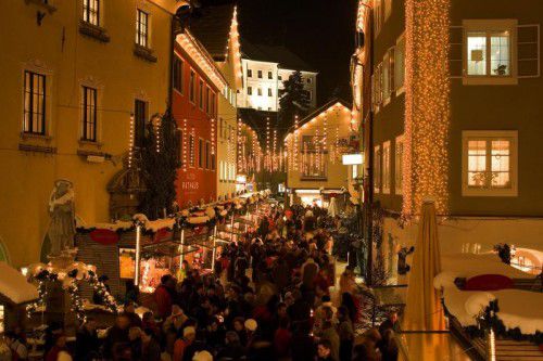 ChristkindlemarktDer Christkindlemarkt in der Bludenzer Altstadt gehört zu den stimmungsvollsten im Land. Besonders erlebenswert ist er am Donnerstag. Zwischen 18 und 21 Uhr lautet das Motto „DJ, Punsch und Glühwein“.